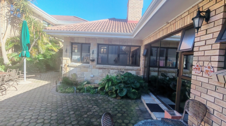 5 Bedroom Property for Sale in Outeniqua Strand Western Cape